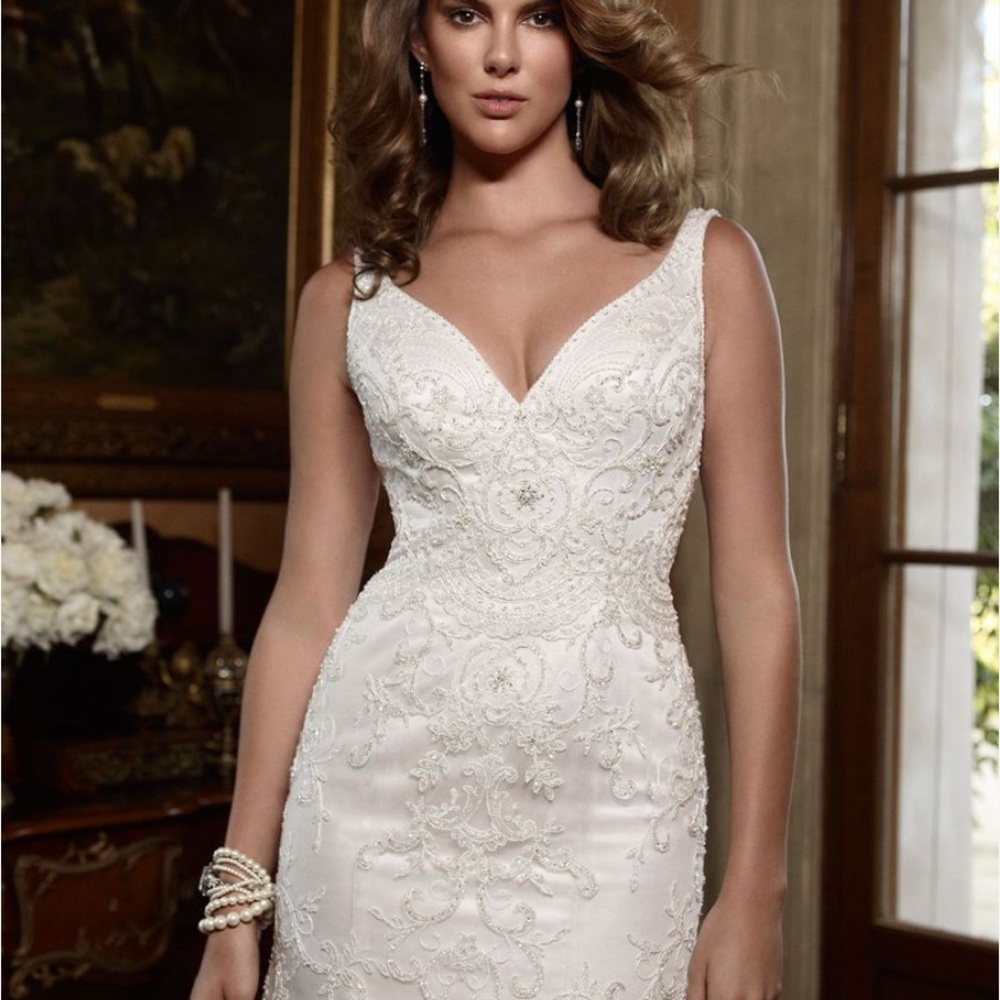 Luxury Cream Sheath Wedding Dress with Sweetheart Neckline